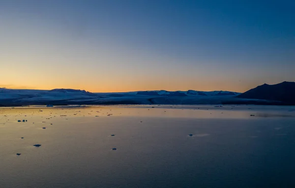 Hermosa vista de los icebergs en la laguna glaciar Jokulsarlon, Parque Nacional Vatnajokull, Islandia, septiembre 2019. Disparo aéreo con drones . —  Fotos de Stock