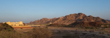 Hatta bölgesindeki kahverengi dağlar, Dubai 'nin doğu bölgesi, Birleşik Arap Emirlikleri' ndeki kayalar.