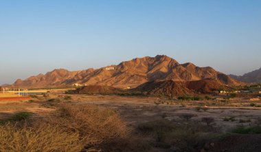 Hatta bölgesindeki kahverengi dağlar, Dubai 'nin doğu bölgesi, Birleşik Arap Emirlikleri' ndeki kayalar.