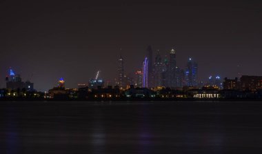 Gece Dubai Marina 'sı. Palma Jumeirah adasından görüntü