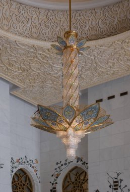 Abu Dabi 'deki camideki dekor. Şeyh Zayed Camii adını Şeyh Zayed bin Sultan Al Nahyan 'dan almıştır. .