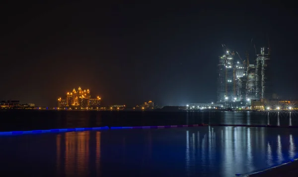 DUBAI, UAE- Vista nocturna de hoteles Atlantis y Royal Atlantis mayo 2019 en Dubai, Emiratos Árabes Unidos . — Foto de Stock