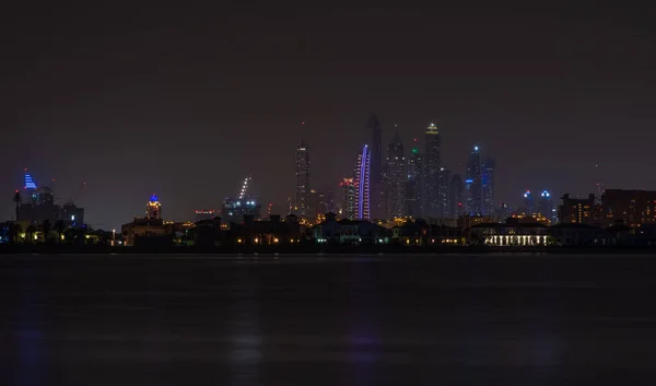 Dubai Marina en la noche. Vista desde la isla de palma jumeirah — Foto de Stock