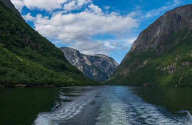 Norveç 'teki Dağlar ve Neroyfjord Sognefjord. Bulutlar ve mavi gökyüzü. Temmuz 2019