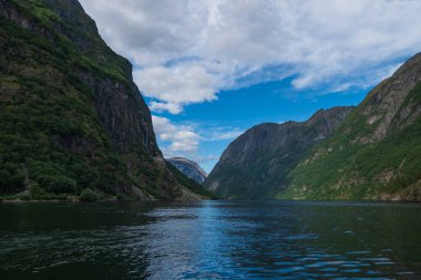 Norveç, Gudvangen ve Norveç 'teki en dar fiyort olan Neroyfjord' a bakın. Temmuz 2019