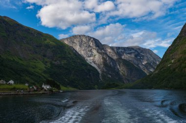 Norveç 'teki Dağlar ve Neroyfjord Sognefjord. Bulutlar ve mavi gökyüzü. Temmuz 2019