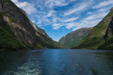 Norveç 'teki Dağlar ve Neroyfjord Sognefjord. Bulutlar ve mavi gökyüzü. Temmuz 2019