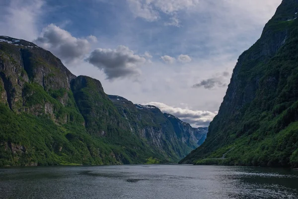 Βουνά και Neroyfjord Sognefjord στη Νορβηγία. Σύννεφα και μπλε ουρανός. Ιούλιος 2019 — Φωτογραφία Αρχείου