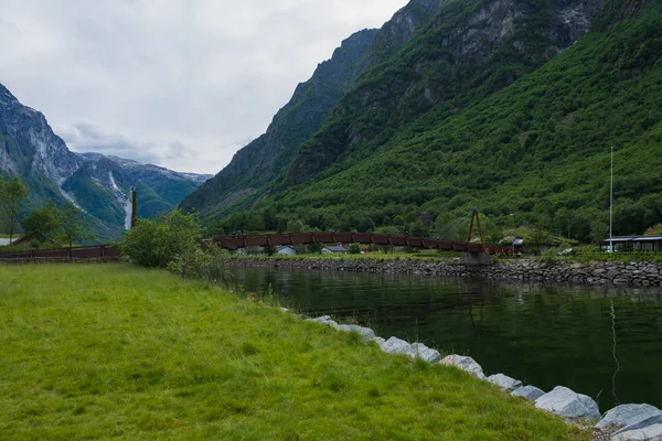 Vista para Neroyfjord - o fiorde mais estreito da Noruega, Gudvangen, Noruega. Julho de 2019 — Fotografia de Stock