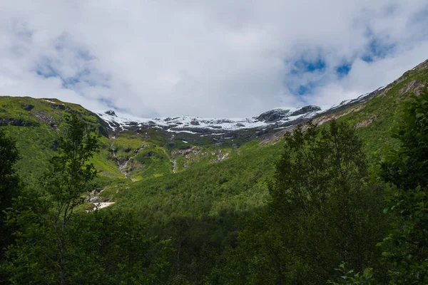 Glaciar Boyabreen en el área de Fjaerland en el municipio de Sogndal en el condado de Sogn og Fjordane, Noruega. Julio 2019 — Foto de Stock