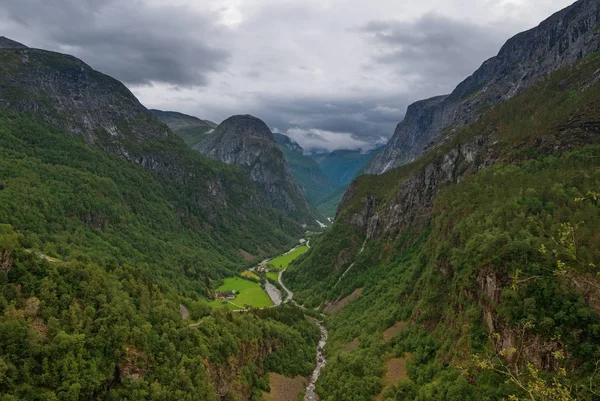 Άποψη της κοιλάδας Naeroydalen από την οδό Stalheimskleiva Stalheim, Voss, Hordaland, Νορβηγία. Ιούλιος 2019 — Φωτογραφία Αρχείου