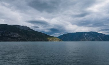 Sognefjord 'dan geçen feribot. Mannheller ve Fodnes arasındaki feribot geçidi.