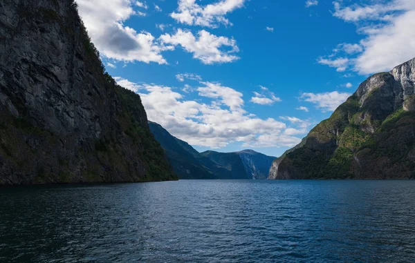 Aurlandsfjord, Norveç 'in en uzun fiyortu olan Sognefjord' un dar, yemyeşil bir dalıdır. Temmuz 2019