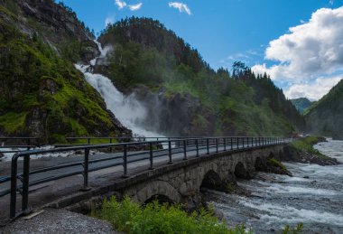 Latefossen Latefoss ikiz şelalesi. Norveç 'in en büyük şelalelerinden biri. Odda yakınlarında. Hdr görüntü, Temmuz 2019