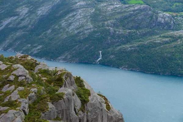 Acantilado masivo Preikestolen Noruega, Lysefjorden vista de la mañana de verano. Hermosas vacaciones naturales senderismo caminar viajar a los destinos de la naturaleza concepto. Julio 2019 — Foto de Stock
