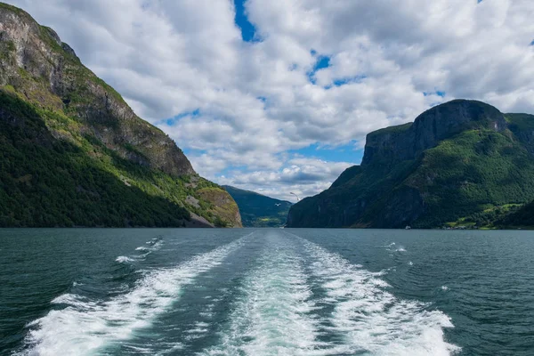 L'Aurlandsfjord - un ramo stretto e lussureggiante del fiordo più lungo della Norvegia, il Sognefjord. luglio 2019 — Foto Stock