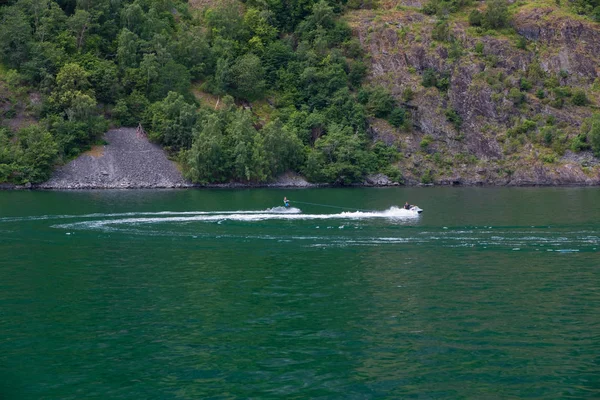 En vattenskidåkare man vattenskidåkning på en Aurlandsfjord - unesco värvade naturarv - i Norge. Juli 2019 — Stockfoto