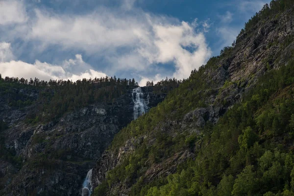 Vízesés az Aurlandsfjord szélén - UNESCO által védett természeti örökség - Norvégiában — Stock Fotó