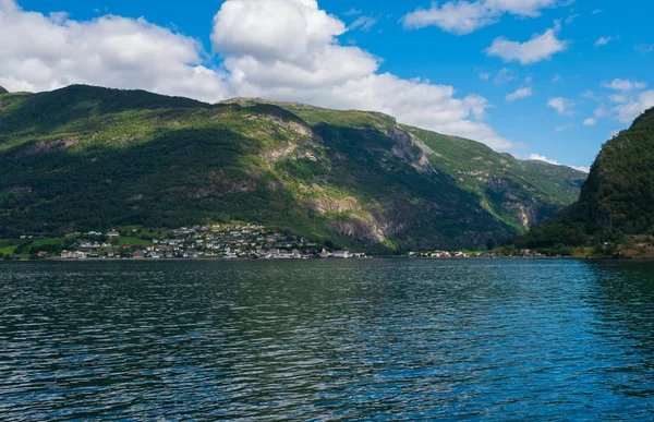 El pueblo de Aurlandsvangen en la costa del fiordo de Sogne fiordo de Aurlands en Noruega. Julio 2019 — Foto de Stock