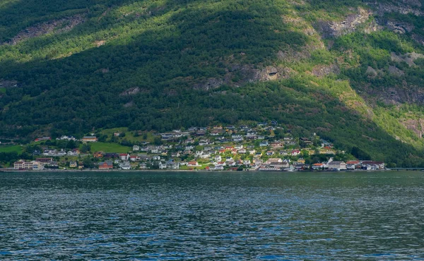 Il villaggio di Aurlandsvangen sulla costa del fiordo Sogne Aurlands fiordo in Norvegia. luglio 2019 — Foto Stock