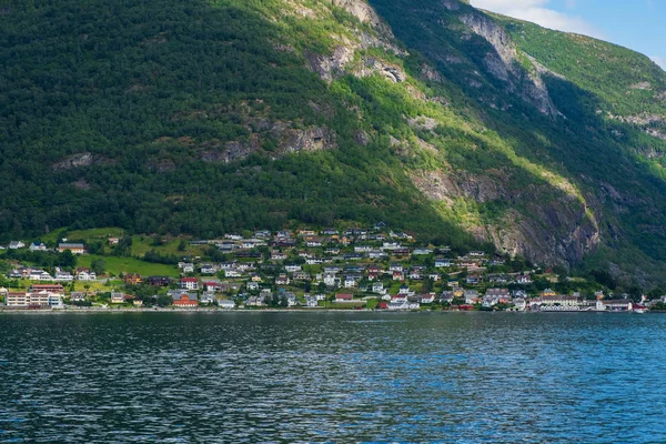 Il villaggio di Aurlandsvangen sulla costa del fiordo Sogne Aurlands fiordo in Norvegia. luglio 2019 — Foto Stock