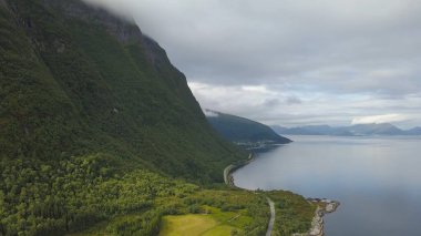 Temmuz 2019 'da dağlarda ve Vartdalsfjord' da hava aracı görüntüsü