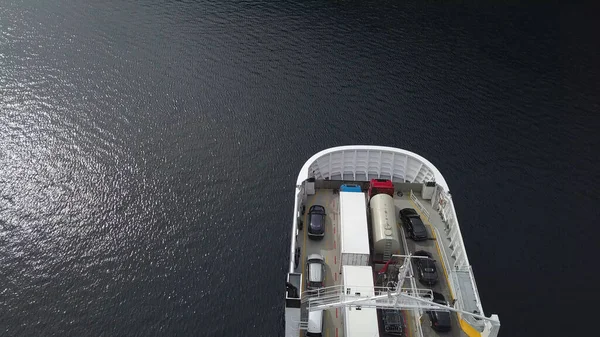 Bovenaanzicht foto van passagiersveerboot aangemeerd in Hundelvika-Festoya, Noorwegen. juli 2019 — Stockfoto