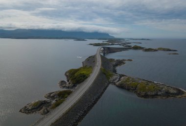 Atlantik karayolu köprüsünün Norveç dağları üzerinde manzarası var. Eide ve Averoy 'daki bir takımadanın içinden daha çok Romsdal, Norveç' te yol geçer. Hava aracı görüntüsü, Temmuz 2019