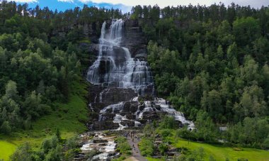 Norveç 'teki Voss yakınlarındaki Tvindefossen ya da Tvinnefossen şelalesinin havadan görüntüsü. Temmuz 2019