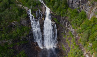 Yazın Skjervsfossen şelalesinin üsten görünen ön manzarası. Norveç.