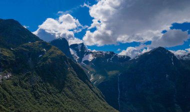 Norveç'te eriyen Briksdal buzulu. Norveç'te Briksdal Glacier Manzara Şelale. Norveç'te Gelin Buzulu'nun eriyen suyundan güzel şelale, alt görünümü.