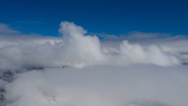 Norveç 'te, Temmuz 2019' da Dalsnbba dağının üzerindeki bulutların üzerinden geçen insansız hava aracı..