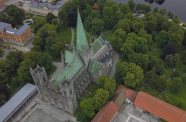 Nidaros Cathedral ή Nidarosdomen ή Nidaros Domkirke είναι μια εκκλησία της Νορβηγίας καθεδρικό ναό που βρίσκεται στην πόλη του Trondheim, Νορβηγία. Αεροφωτογραφία από τηλεκατευθυνόμενο. Ιούλιος 2019 — Φωτογραφία Αρχείου