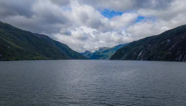 Vista sobre hermoso paisaje con agua de fiordo y montañas en el soleado día de verano, Akrafjorden, Hordaland, Hardangervidda, Noruega —  Fotos de Stock