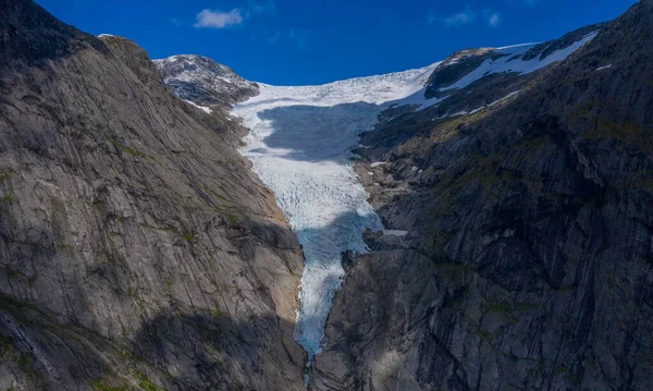 Briksdalsbreen est un bras de glacier de Jostedalsbreen, Briksdalsbre Mountain Lodge, Norvège — Photo