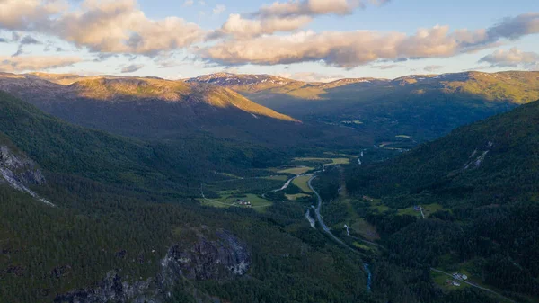 Naplemente és gyönyörű kilátás a Naeroydalen-völgyre és a csúcsokra a Stalheimon, Voss Norvégia — Stock Fotó