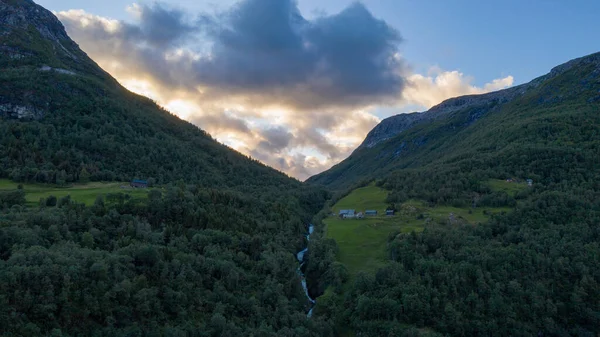 Coucher de soleil et belle vue sur la vallée de Naeroydalen et les sommets sur Stalheim, Voss Norvège — Photo
