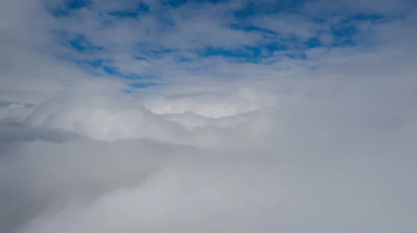 2019年7月、ノルウェーのダルスニバ山上空で空中ドローンが雲の上を撮影. — ストック写真