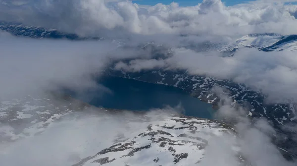 ノルウェーのDalsnibbaマウントするために道路上の湖Dupvatnetのパノラマ。2019年7月に撮影された空中ドローン — ストック写真