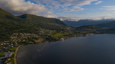 Orsta Norveç şehir manzarası. Temmuz 2019 'da gün batımında İHA' dan panoramik hava görüntüsü