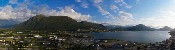 Orsta Norvège paysage urbain. Vue aérienne panoramique depuis un drone au coucher du soleil en juillet 2019 — Photo