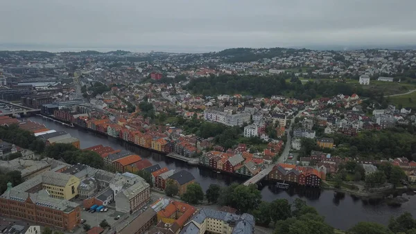 特隆赫姆市空中全景景观。 特隆赫姆是挪威人口第三多的城市。 2019年7月，夏日多云的早晨 — 图库照片