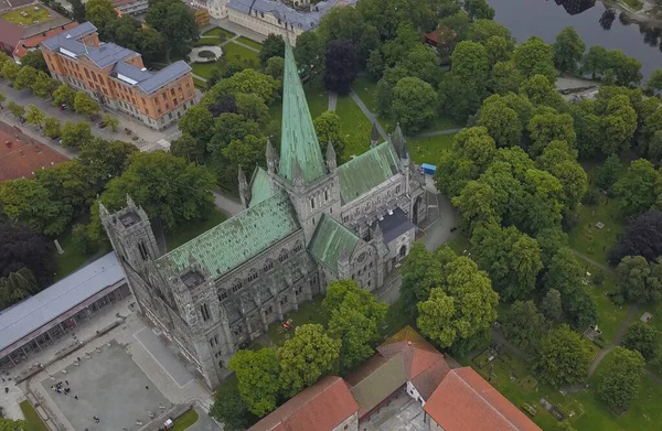 Nidaros Cathedral ή Nidarosdomen ή Nidaros Domkirke είναι μια εκκλησία της Νορβηγίας καθεδρικό ναό που βρίσκεται στην πόλη του Trondheim, Νορβηγία. Αεροφωτογραφία από τηλεκατευθυνόμενο. Ιούλιος 2019 — Φωτογραφία Αρχείου