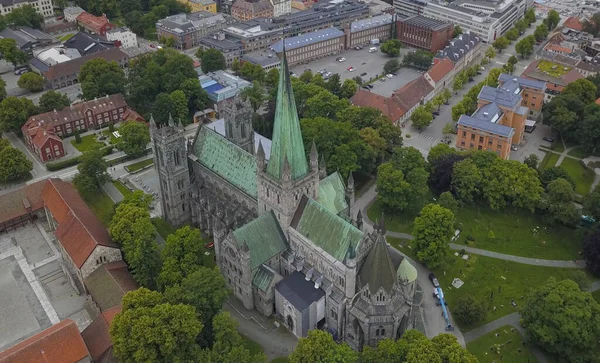 Nidaros Cathedral ή Nidarosdomen ή Nidaros Domkirke είναι μια εκκλησία της Νορβηγίας καθεδρικό ναό που βρίσκεται στην πόλη του Trondheim, Νορβηγία. Αεροφωτογραφία από τηλεκατευθυνόμενο. Ιούλιος 2019 — Φωτογραφία Αρχείου