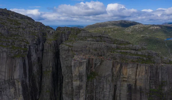 Preikestulen挪威。 人们从山上欣赏风景. 2019年7月. — 图库照片