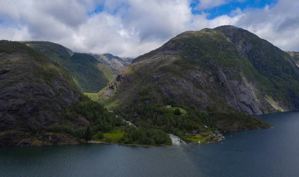 Vista sobre hermoso paisaje con agua de fiordo y montañas en el soleado día de verano, Akrafjorden, Hordaland, Hardangervidda, Noruega —  Fotos de Stock