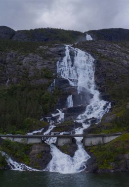 Langfossen şelalesi, insansız hava aracından görüş - Norveç