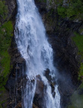 Sivlefossen, Norveç 'in en güzel şelalelerinden biri Hordaland bölgesindeki Voss köyünün kuzeyinde yer almaktadır..