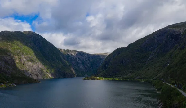 View on beautiful landscape with water of fjord and mountains at sunny summer day, Akrafjorden, Hordaland,Hardangervidda, Norway — Stock Photo, Image