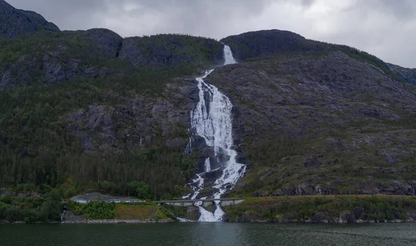 Wodospad Langfossen, widok z drona - Norwegia — Zdjęcie stockowe